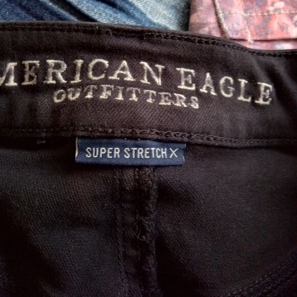 AMERICAN EAGLE Mini Jean Skirt Sz 4 Women's Black Stretch Denim Raw Hem - Picture 3 of 4